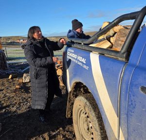 Más familias de Puerto Deseado recibieron leña para afrontar el invierno con el acompañamiento del Estado