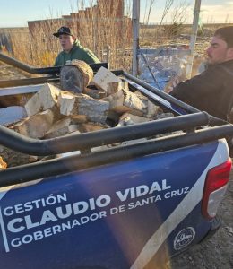 Más familias de Puerto Deseado recibieron leña para afrontar el invierno con el acompañamiento del Estado