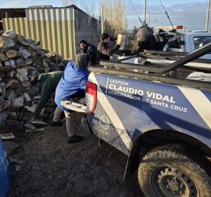 Más familias de Puerto Deseado recibieron leña para afrontar el invierno con el acompañamiento del Estado