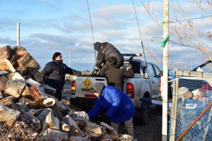 Más familias de Puerto Deseado recibieron leña para afrontar el invierno con el acompañamiento del Estado