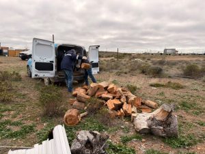 El Gobierno Provincial continúa con el reparto de leña en Caleta Olivia 