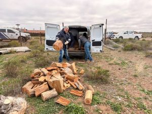 El Gobierno Provincial continúa con el reparto de leña en Caleta Olivia 