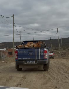 El Gobierno Provincial continúa con el reparto de leña en Caleta Olivia 
