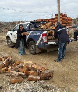 El Gobierno Provincial continúa con el reparto de leña en Caleta Olivia 