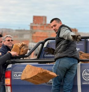 El Gobierno Provincial continúa con el reparto de leña en Caleta Olivia 