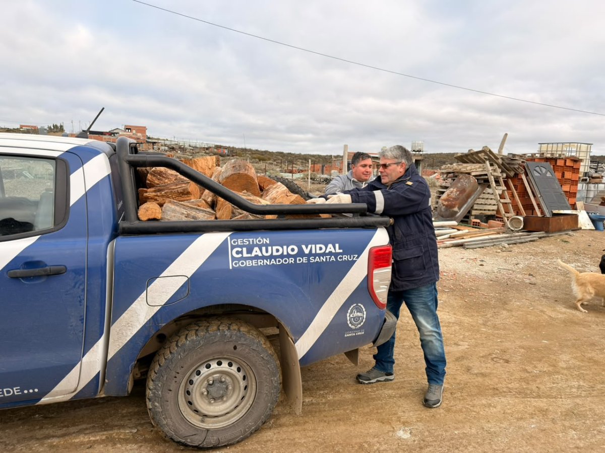 El Gobierno Provincial continúa con el reparto de leña en Caleta Olivia