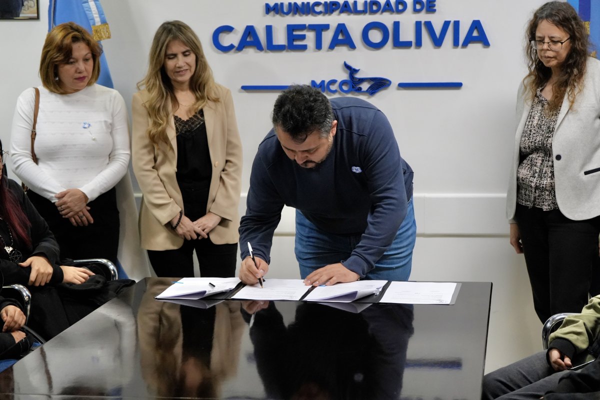 Firmaron un convenio para impulsar pasantías laborales de estudiantes de Caleta Olivia