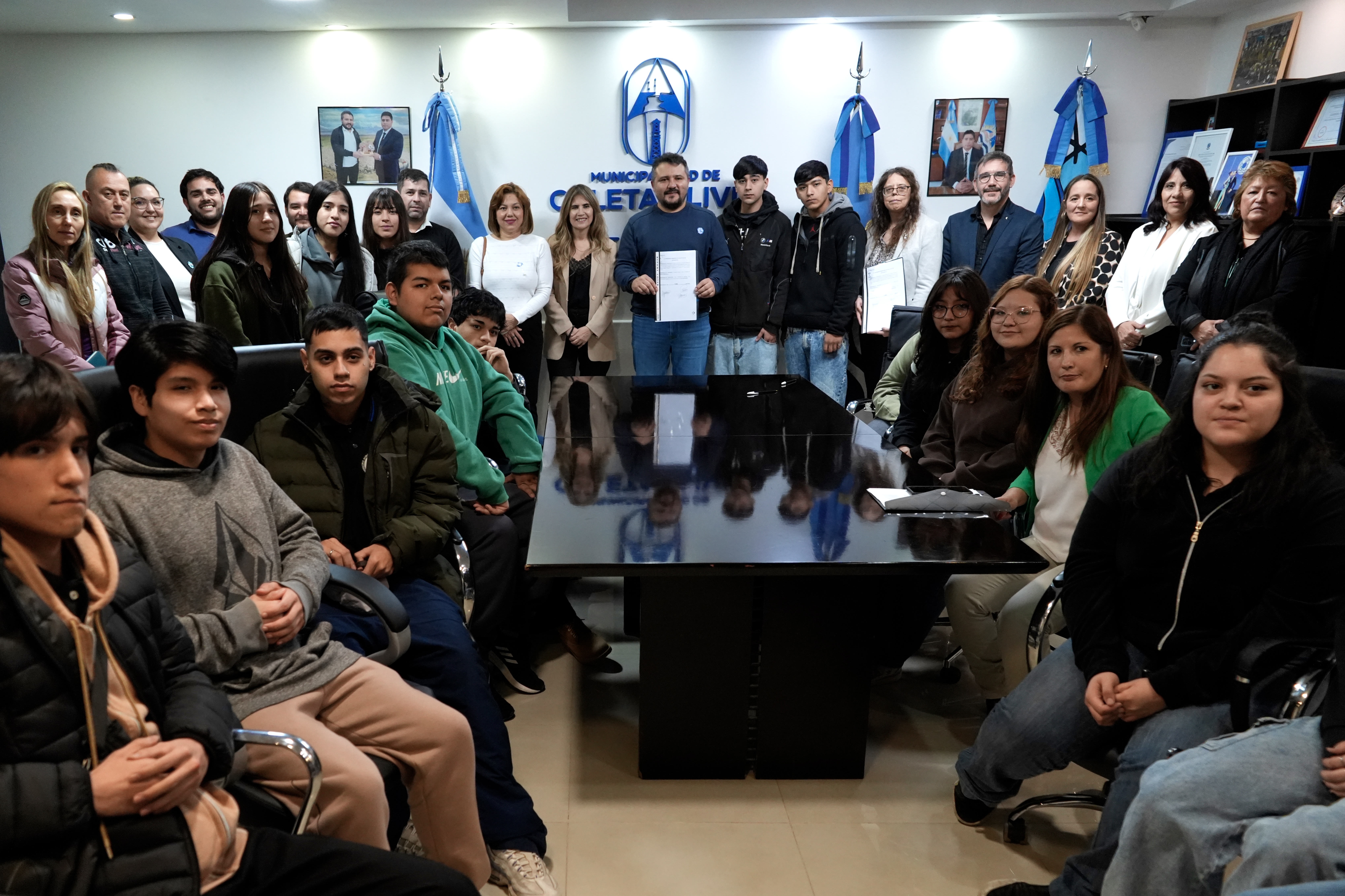 Firmaron un convenio para impulsar pasantías laborales de estudiantes de Caleta Olivia