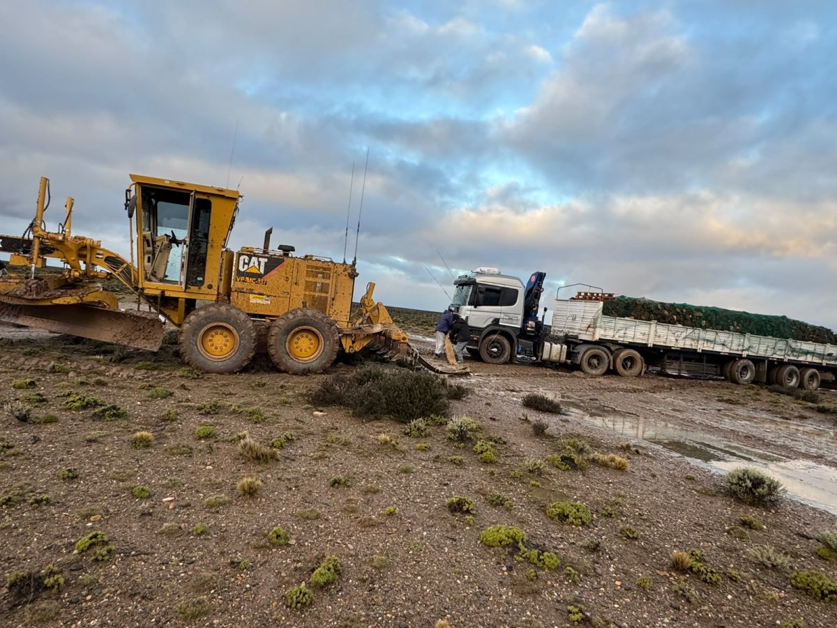 Distrito Vial Puerto Deseado asistió a un camión encajado