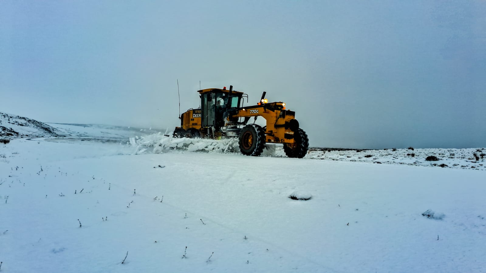 Vialidad Provincial intensifica el despeje de nieve sobre distintos tramos de la Ruta Nacional N.º 40