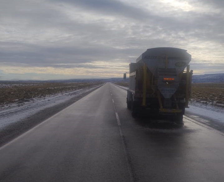 Vialidad Provincial intensifica las tareas de distribución de sal en rutas para garantizar una circulación segura