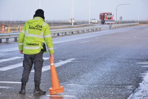 La Policía de Santa Cruz refuerza los controles en rutas y acompaña a los viajeros las 24 horas