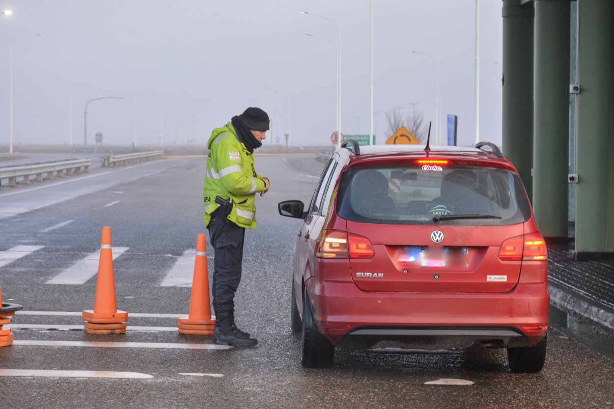 La Policía de Santa Cruz refuerza los controles en rutas y acompaña a los viajeros las 24 horas