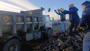Vialidad Provincial colabora con el traslado de leña hacia la Reserva Camusu Aike