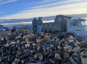 Vialidad Provincial colabora con el traslado de leña hacia la Reserva Camusu Aike