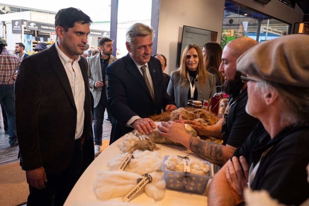 "Claudio Vidal nos pidi&oacute; mostrar todo lo que produce Santa Cruz", afirm&oacute; Hugo Garay en la inauguraci&oacute;n del stand provincial