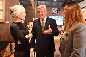 Nicolás Pino acompañó la inauguración del stand de Santa Cruz y destacó el crecimiento de la propuesta provincial