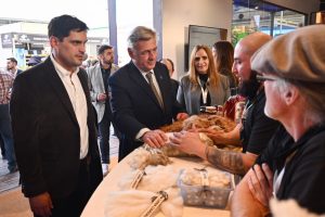 Nicolás Pino acompañó la inauguración del stand de Santa Cruz y destacó el crecimiento de la propuesta provincial