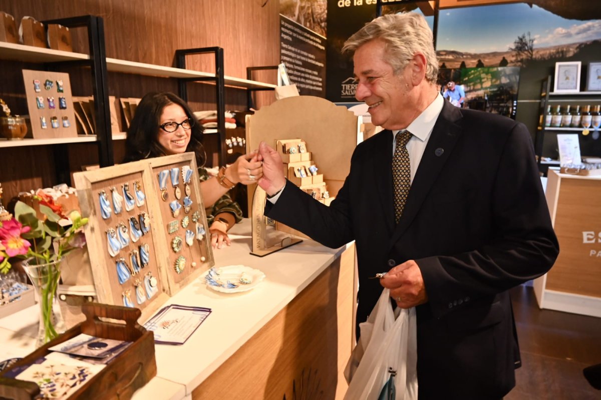 Nicolás Pino acompañó la inauguración del stand de Santa Cruz y destacó el crecimiento de la propuesta provincial