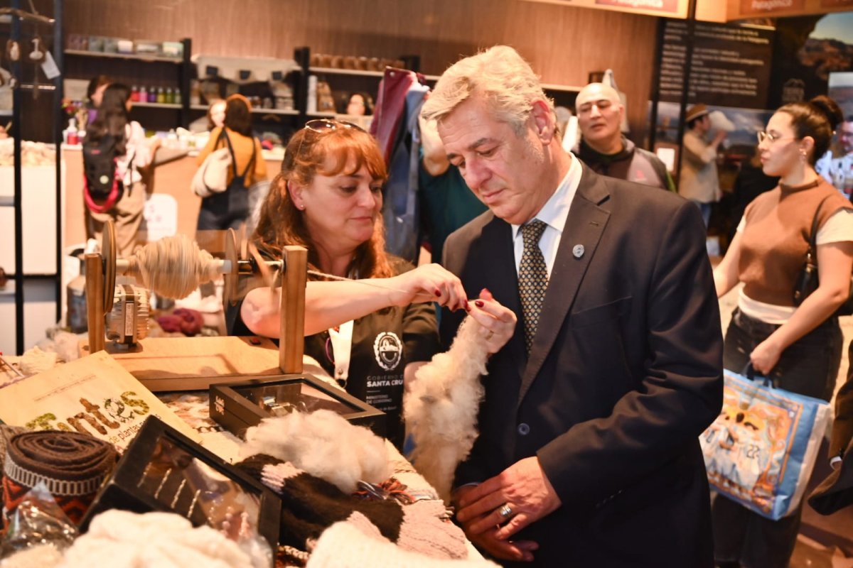 Nicol&aacute;s Pino acompa&ntilde;&oacute; la inauguraci&oacute;n del stand de Santa Cruz y destac&oacute; el crecimiento de la propuesta provincial