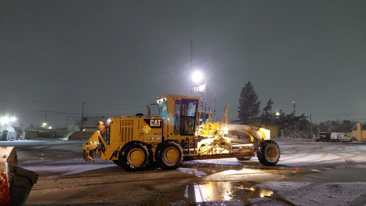 Vialidad Provincial realiza tareas de despeje de nieve en las rutas de Santa Cruz