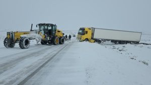 Personal de Vialidad Provincial asistió a un camión despistado sobre la Ruta Provincial Nº 43