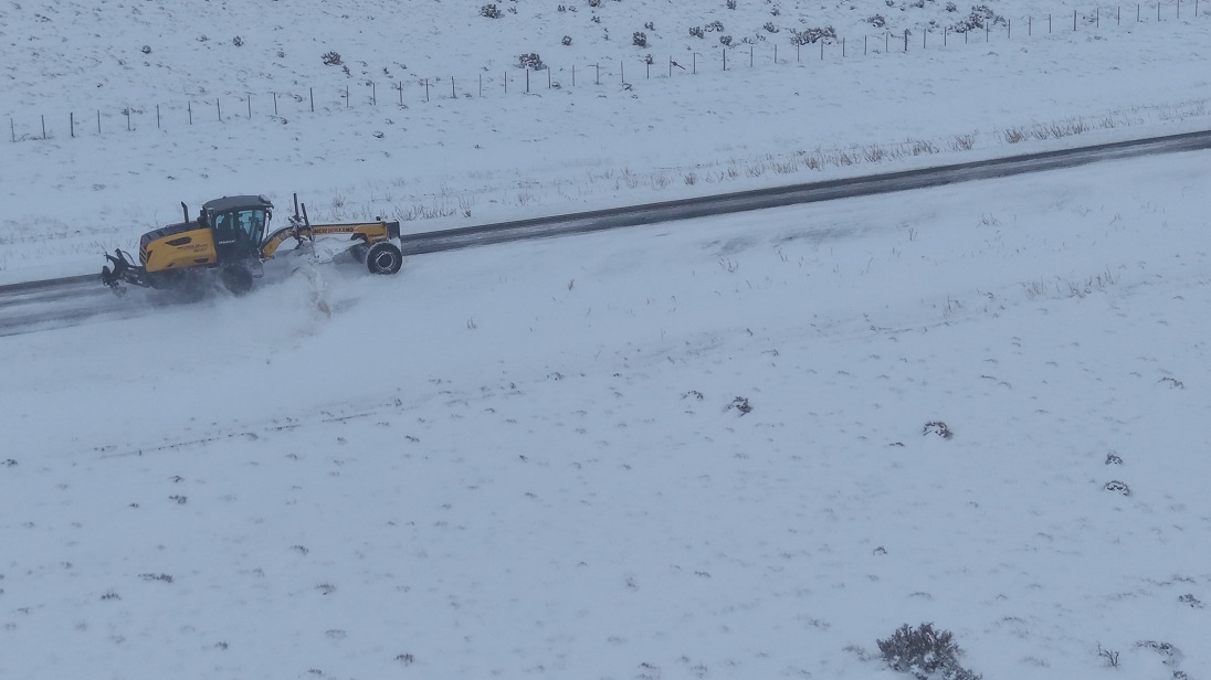 Vialidad Provincial intensifica el despeje de nieve sobre la Ruta Nacional N.º 40 para garantizar la transitabilidad