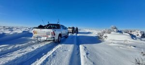 Vialidad Provincial rescató a una familia varada en un camino del yacimiento Cerro Piedra