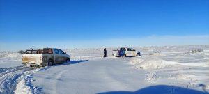 Vialidad Provincial rescató a una familia varada en un camino del yacimiento Cerro Piedra