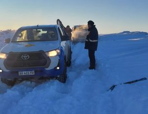 Vialidad Provincial rescató a una familia varada en un camino del yacimiento Cerro Piedra