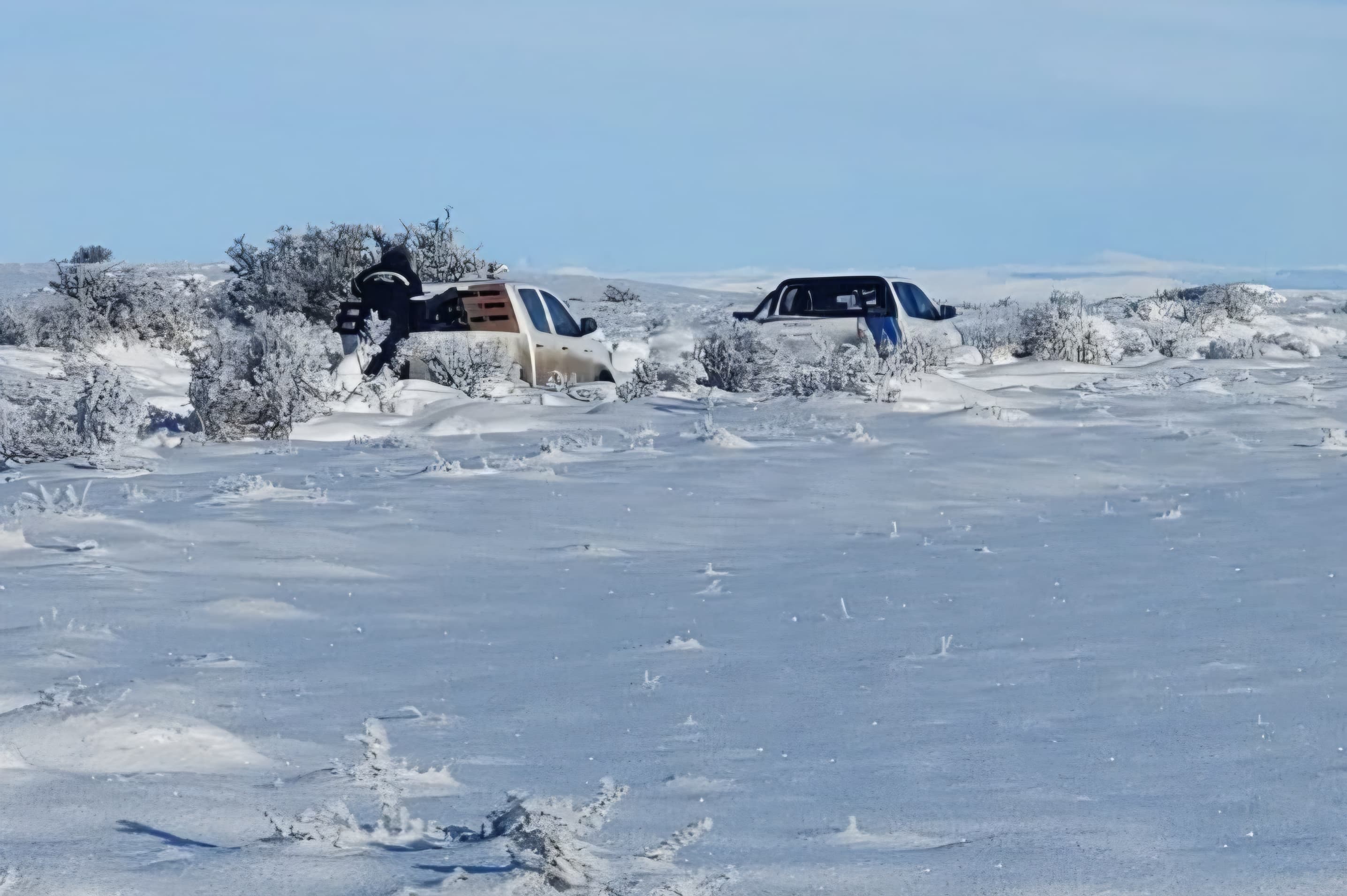 Vialidad Provincial rescató a una familia varada en un camino del yacimiento Cerro Piedra
