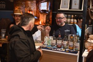 Gin Estepa Patagónica de Caleta Olivia exhibe su producción en la mayor vidriera agroindustrial del país