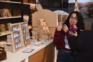 Patria Sur lleva la identidad argentina a la Expo Rural de Palermo con escarapelas artesanales hechas en Santa Cruz