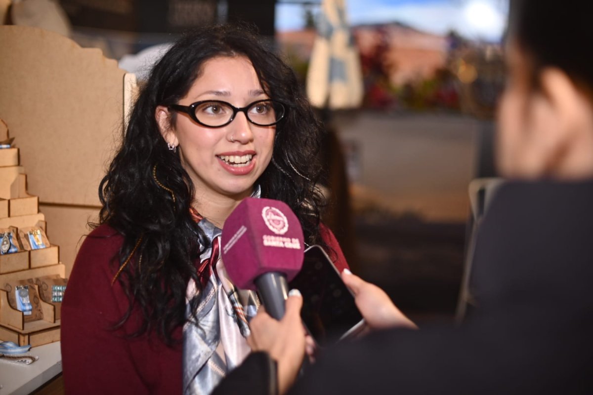 Patria Sur lleva la identidad argentina a la Expo Rural de Palermo con escarapelas artesanales hechas en Santa Cruz