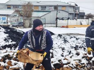 El Gobierno de Santa Cruz concretó una nueva entrega de leña a familias de Río Gallegos