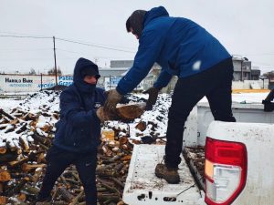 El Gobierno de Santa Cruz concretó una nueva entrega de leña a familias de Río Gallegos