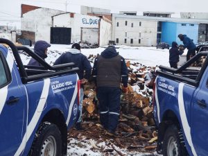 El Gobierno de Santa Cruz concretó una nueva entrega de leña a familias de Río Gallegos