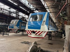 Claudio Vidal avanza con la recuperación del tren en Santa Cruz: recorrió Materfer para impulsar el primer coche motor turístico