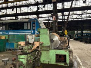 Claudio Vidal avanza con la recuperación del tren en Santa Cruz: recorrió Materfer para impulsar el primer coche motor turístico