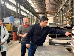 Claudio Vidal avanza con la recuperación del tren en Santa Cruz: recorrió Materfer para impulsar el primer coche motor turístico