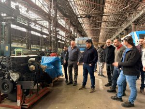 Claudio Vidal avanza con la recuperación del tren en Santa Cruz: recorrió Materfer para impulsar el primer coche motor turístico