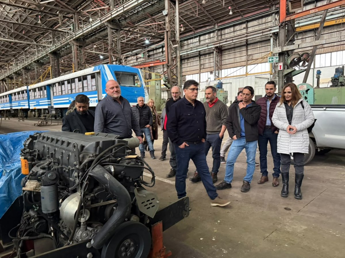 Claudio Vidal avanza con la recuperación del tren en Santa Cruz: recorrió Materfer para impulsar el primer coche motor turístico