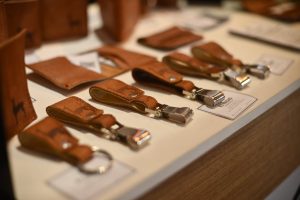 El Indio Cueros del Sur transforma el cuero de guanaco en productos con identidad santacruceña.