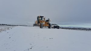 Vialidad Provincial lleva adelante tareas de despeje de nieve y distribución de sal en la Ruta Nacional N° 40 
