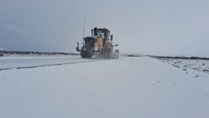 Vialidad Provincial lleva adelante tareas de despeje de nieve y distribución de sal en la Ruta Nacional N° 40 