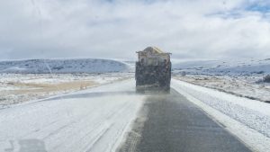 Vialidad Provincial lleva adelante tareas de despeje de nieve y distribución de sal en la Ruta Nacional N° 40 