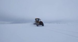 Vialidad Provincial lleva adelante tareas de despeje de nieve y distribución de sal en la Ruta Nacional N° 40 