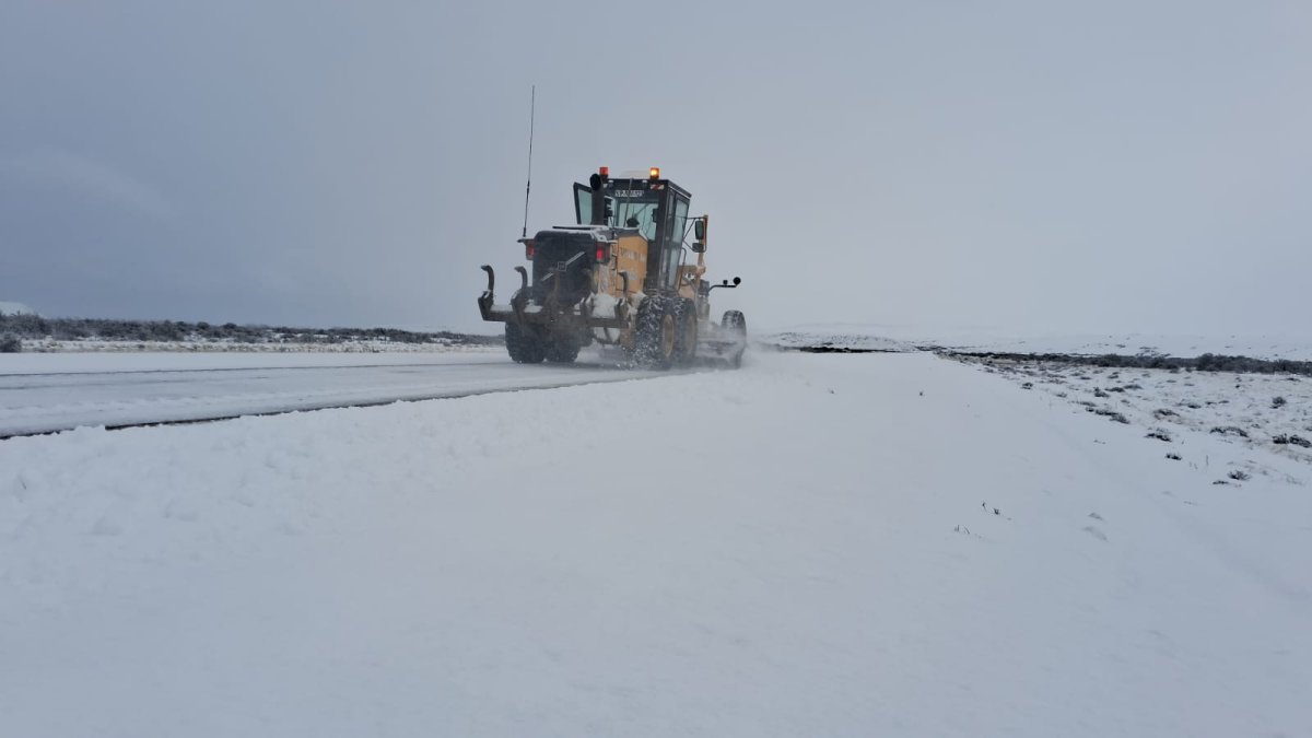 Vialidad Provincial lleva adelante tareas de despeje de nieve y distribución de sal en la Ruta Nacional N° 40