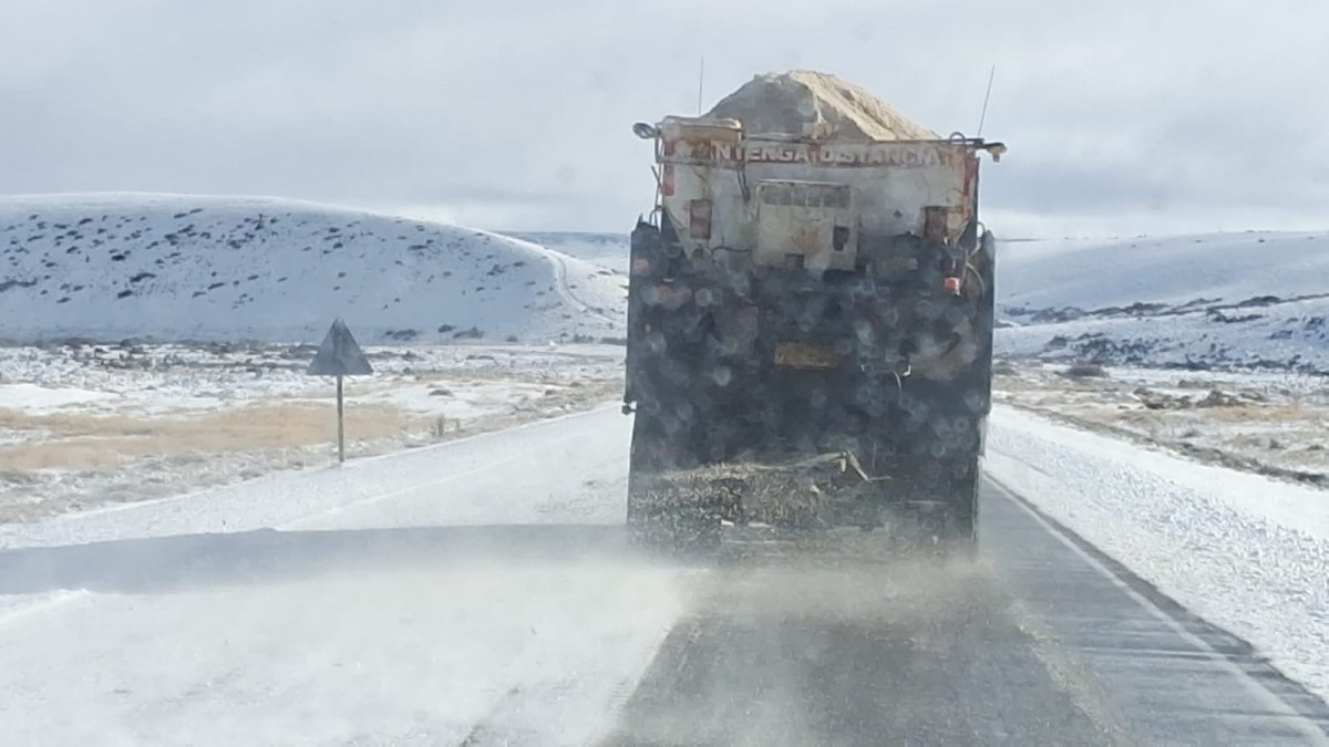 Vialidad Provincial lleva adelante tareas de despeje de nieve y distribución de sal en la Ruta Nacional N° 40