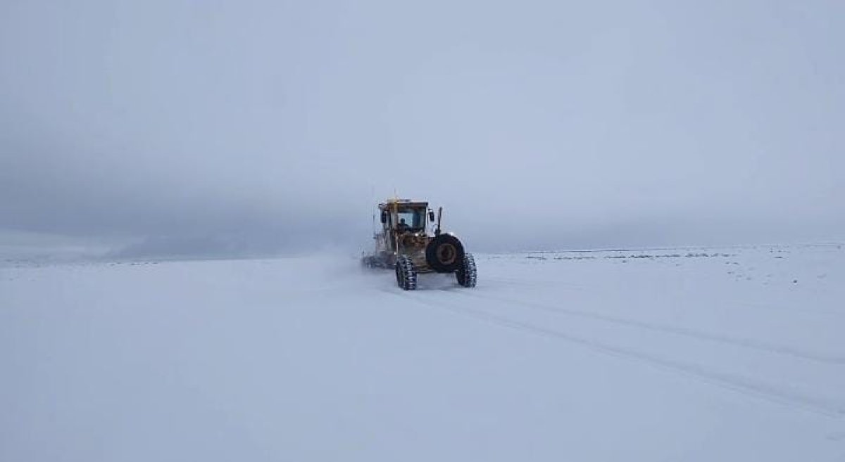 Vialidad Provincial lleva adelante tareas de despeje de nieve y distribución de sal en la Ruta Nacional N° 40